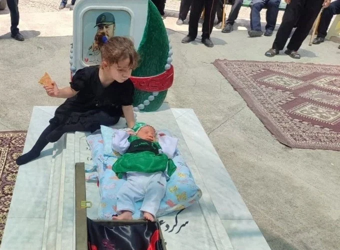 نوزاد شهید مدافع امنیت برای اولین بار به دیدار پدر رفت