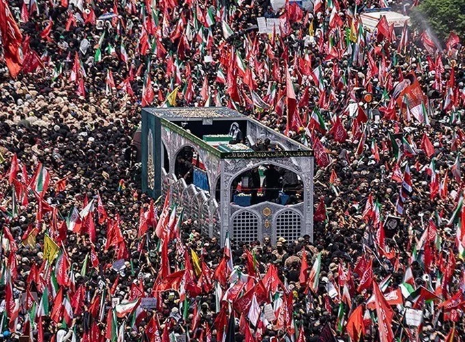 آخرین زیارت امام شهید ایران‌ در حرم حضرت معصومه(س)/‌پرشورترین وداع قرن