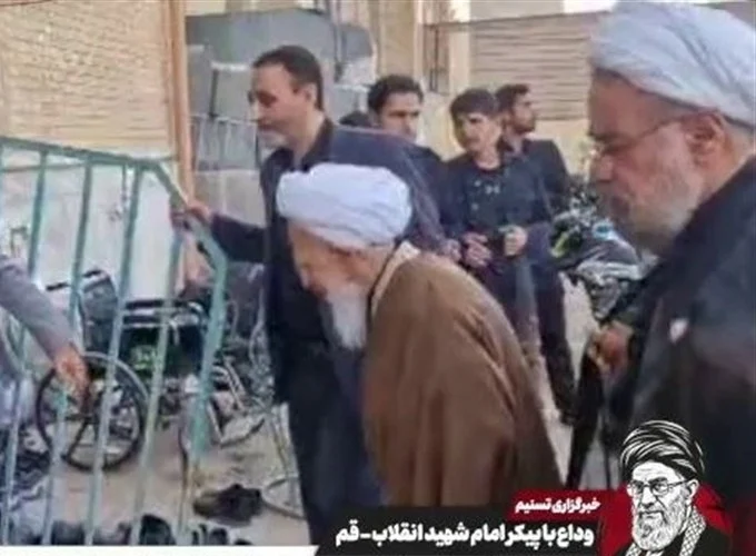ببینید| اقامه نماز بر امام شهید توسط آیت‌الله جوادی‌آملی
