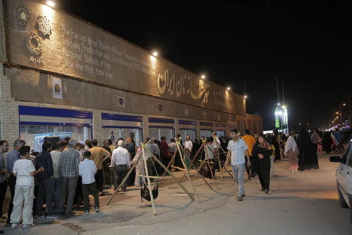 توزیع ۱۱۰ هزار پرس غذا و نان سنتی ایرانی در قم