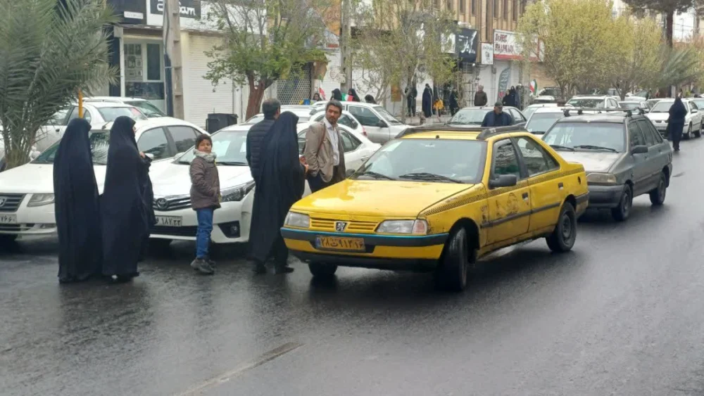 امانتداری راننده تاکسی قمی، ۵۰ میلیون تومان وجه نقد را به زائر افغانستانی بازگرداند