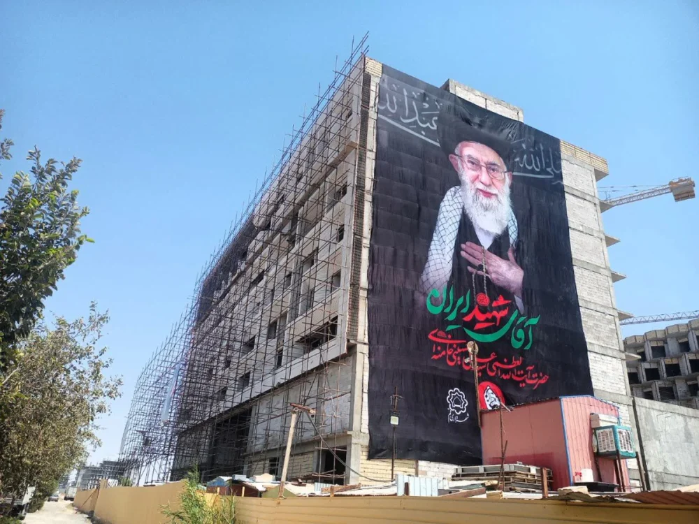 فضاسازی مسیر تشییع رهبر شهید انقلاب با نصب ۲۵۰۰ مترمربع ابرپارچه در قم