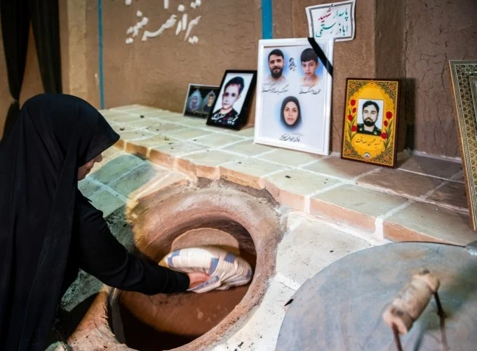 نان مقاومت از تنور قم؛ دستان خانواده شهدا در پشتیبانی جبهه نبرد+ فیلم