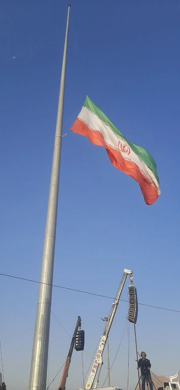 پرچم جمهوری اسلامی ایران در میدان پرچم جمکران به مناسبت آیین تشییع امام شهید نیمه افراشته شد