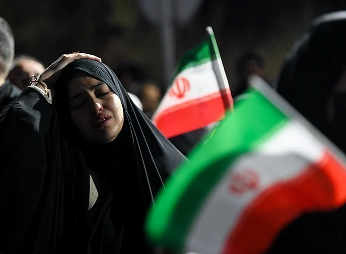 بغض مردم قم در فراق رهبر شهید؛ شهری که برای وداع بی‌قرار است + فیلم