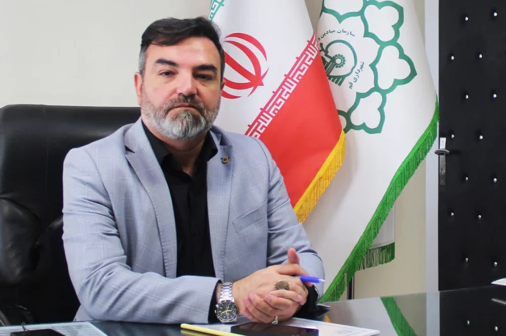 خدمت‌رسانی سازمان ساماندهی مشاغل شهری قم به دلدادگان حسینی در مسیر پیاده‌روی اربعین/ تامین یخ هیئات به صورت رایگان