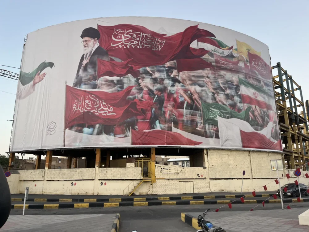 طرح جدید دیوارنگاره بزرگ انقلاب قم با شعار «لبیک یا مهدی(عج)» اکران شد.