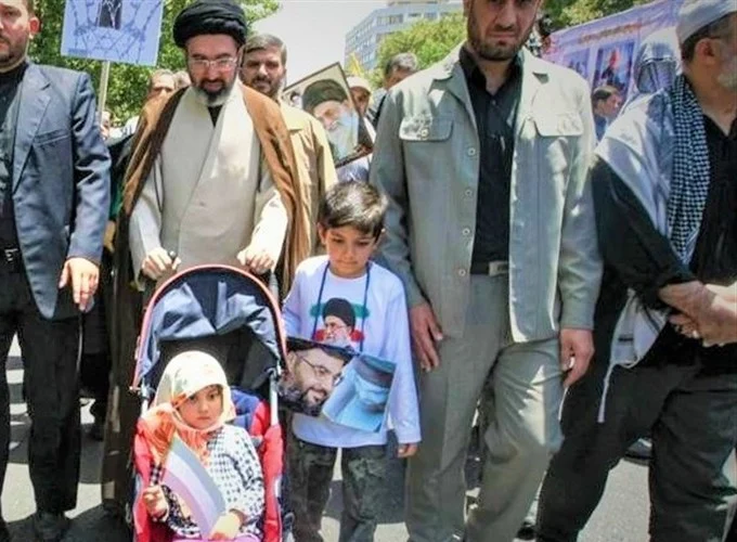 نوه رهبر شهید به محمد انصاری گفت: من فقط یک جفت کفش دارم
