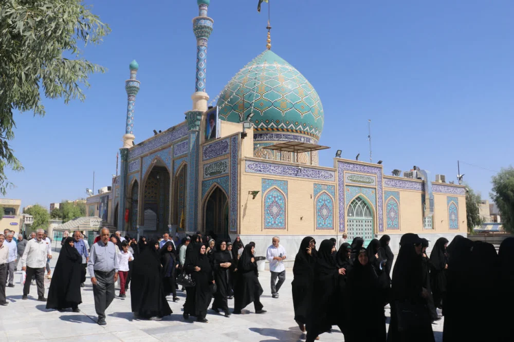 چهارشنبه‌های زیارت؛ بازنشستگان کارگری قم در تور امامزاده‌گردی