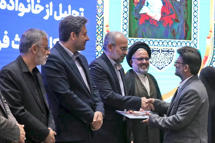 تجلیل از خانواده ایثارگران میراث‌فرهنگی قم در اختتامیه مسابقات قرآن وزارت میراث‌فرهنگی