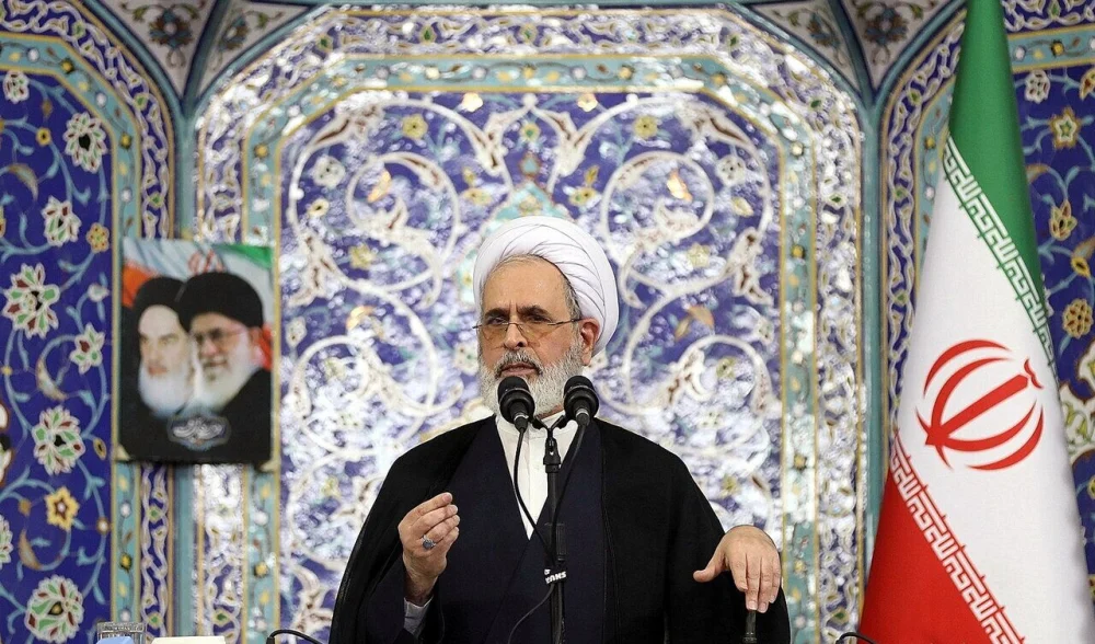 خطیب جمعه قم:مسوولان برای حل مشکلات مردم تلاش کنند