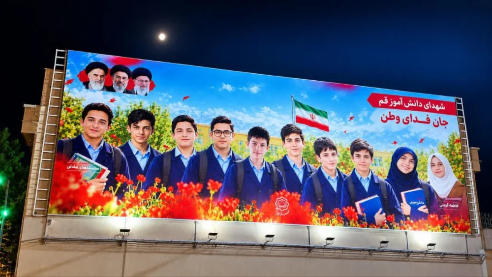 دیوارنگاره شهدای دانش‌آموز قمی همزمان با سال تحصیلی جدید اکران شد
