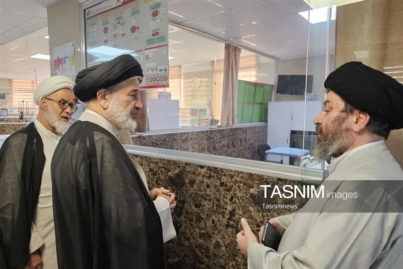 عیادت نماینده رئیس‌جمهور از آیت‌الله شبیری‌زنجانی