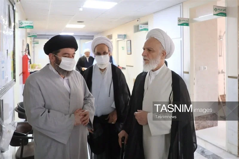 عیادت نماینده رهبر معظم انقلاب از آیت‌الله شبیری‌زنجانی