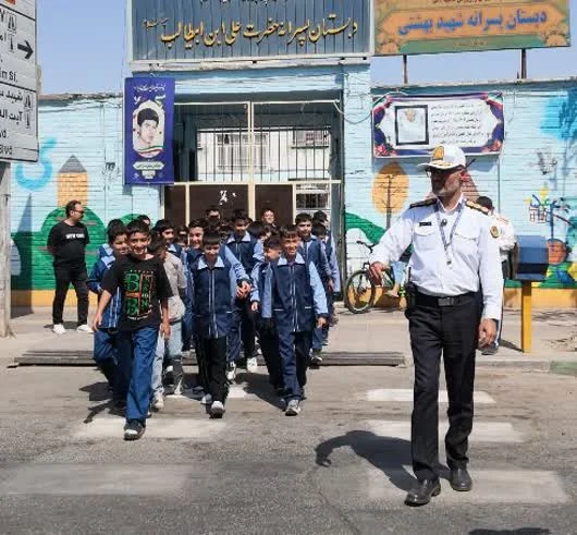 مانور تردد ایمن دانش‌آموزان قمی در بلوار توحید برگزار شد