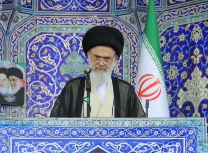 امام جمعه قم: مردم در میدان ماندند؛مسئولان برای معیشت بکوشند