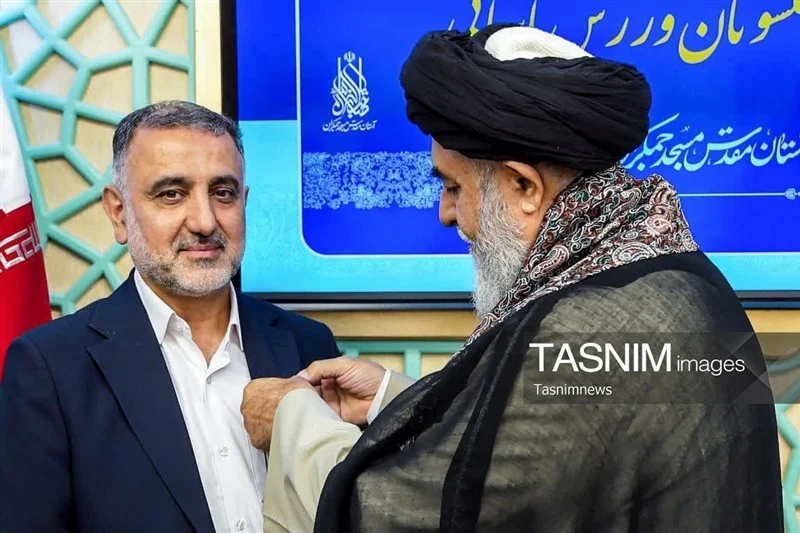 اهدای نشان خادمی افتخاری جمکران به رئیس فدراسیون ورزش‌های زورخانه‌ای