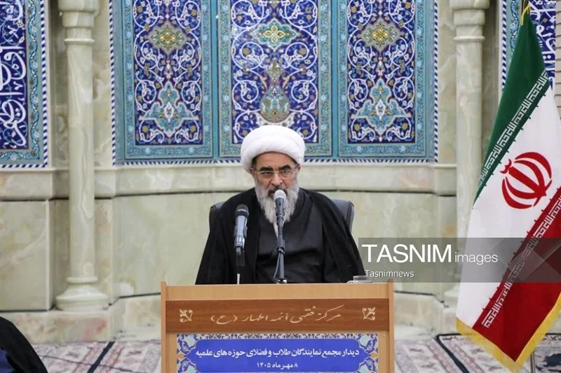 حوزه به مبانی علمی امام خمینی(ره) و اندیشه‌های قائد شهید توجه ویژه کند