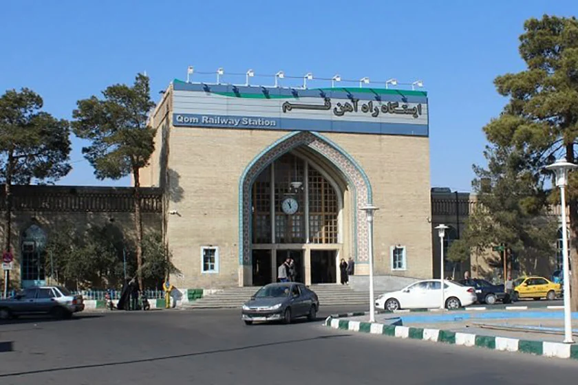 خودروهای مسافربر ایستگاه راه آهن قم ساماندهی می شوند
