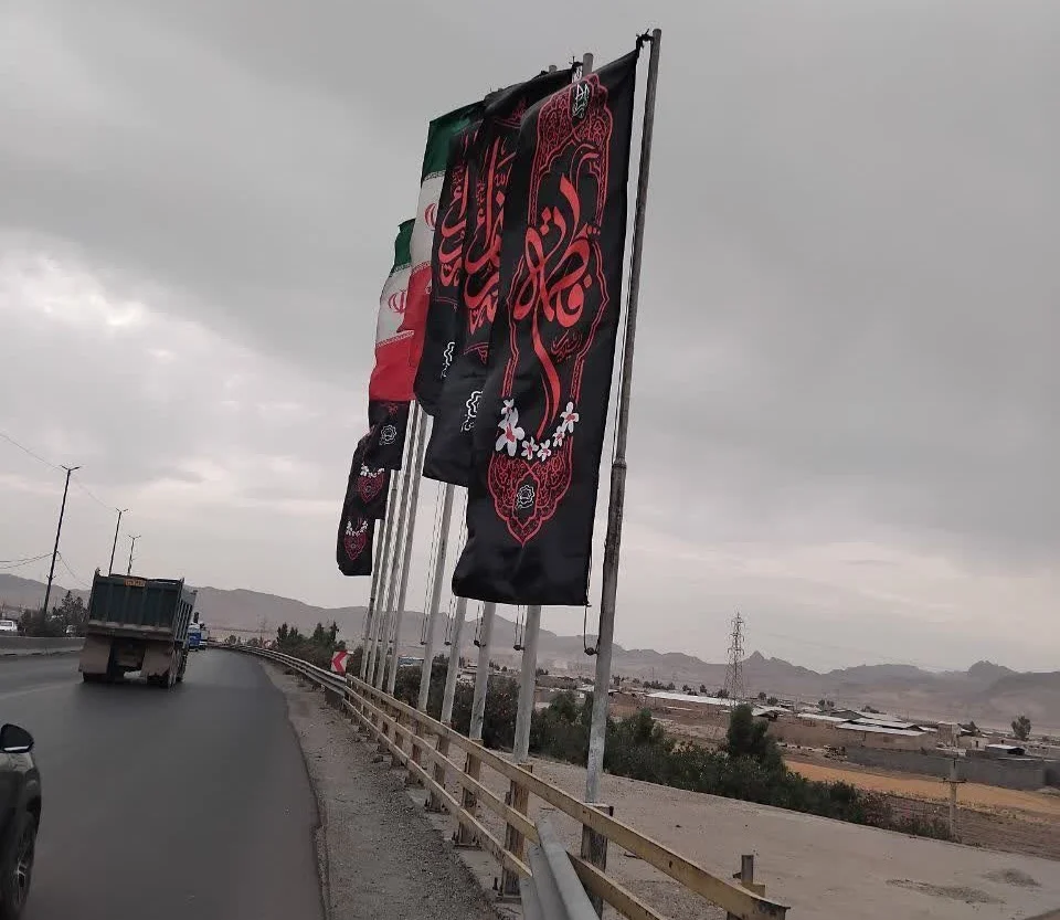 منطقه ۶ قم همزمان با ایام فاطمیه سیاه‌پوش شد