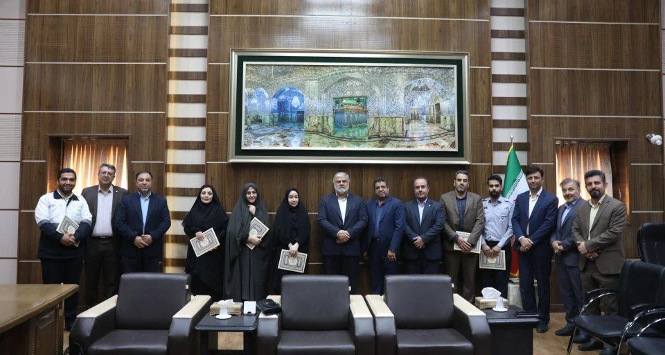کارمند نمونه باید به الگوی رفتاری در محیط کار و جامعه تبدیل شود