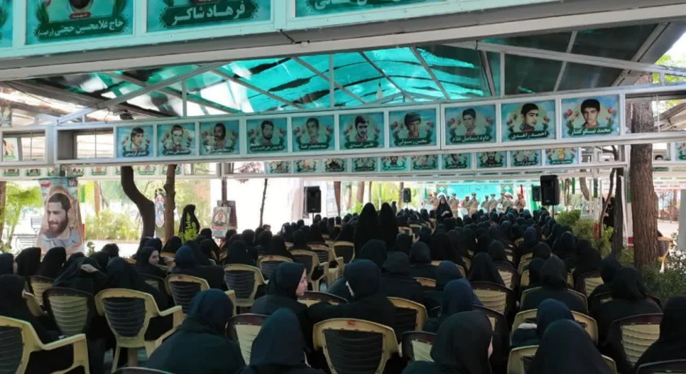 یادواره شهدای هفته دفاع مقدس با حضور دانش‌آموزان هنرستان نور در آستان مقدس حضرت علی بن جعفر(ع) برگزار شد